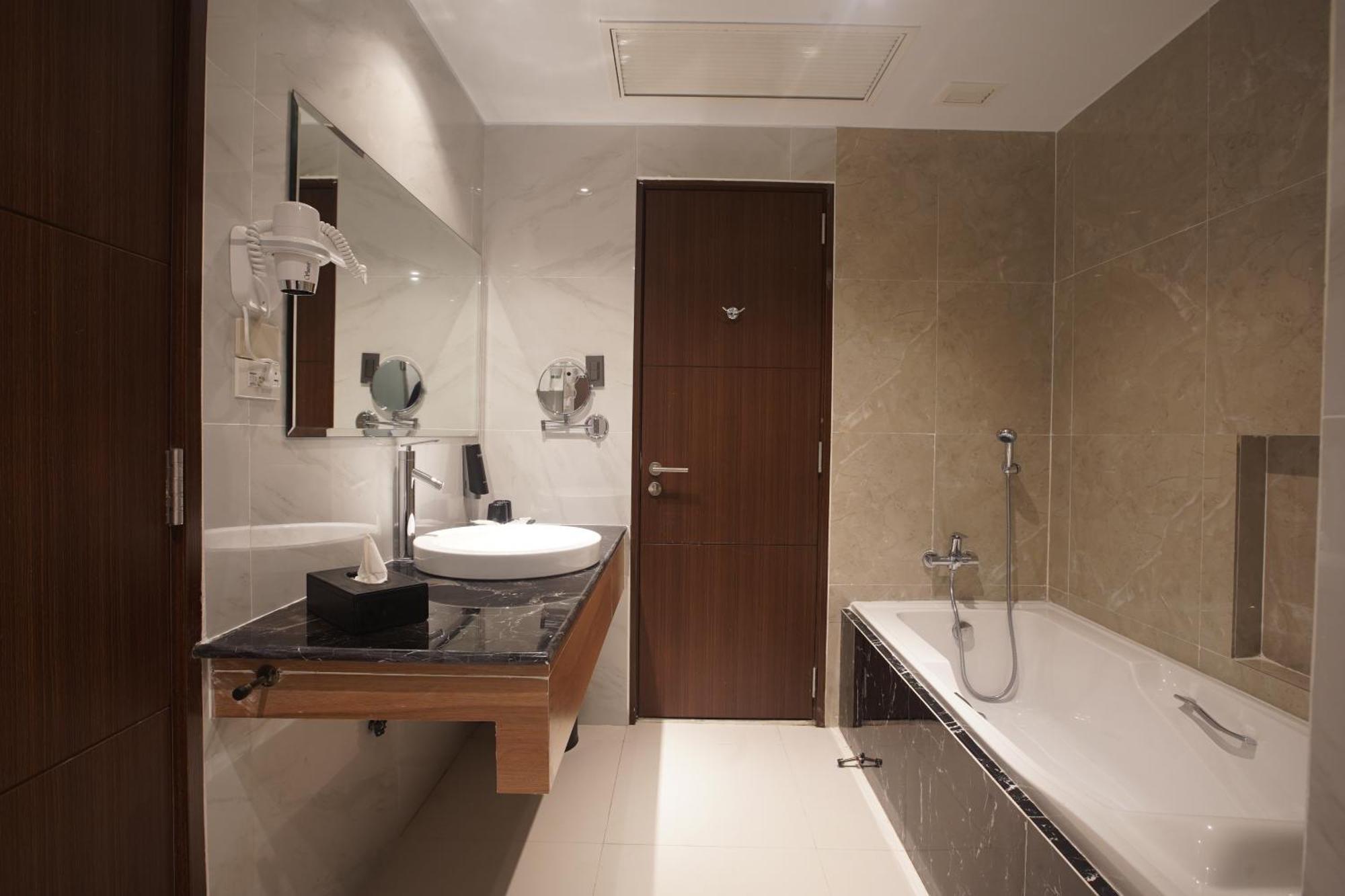 Summit Hotel Naga Екстериор снимка