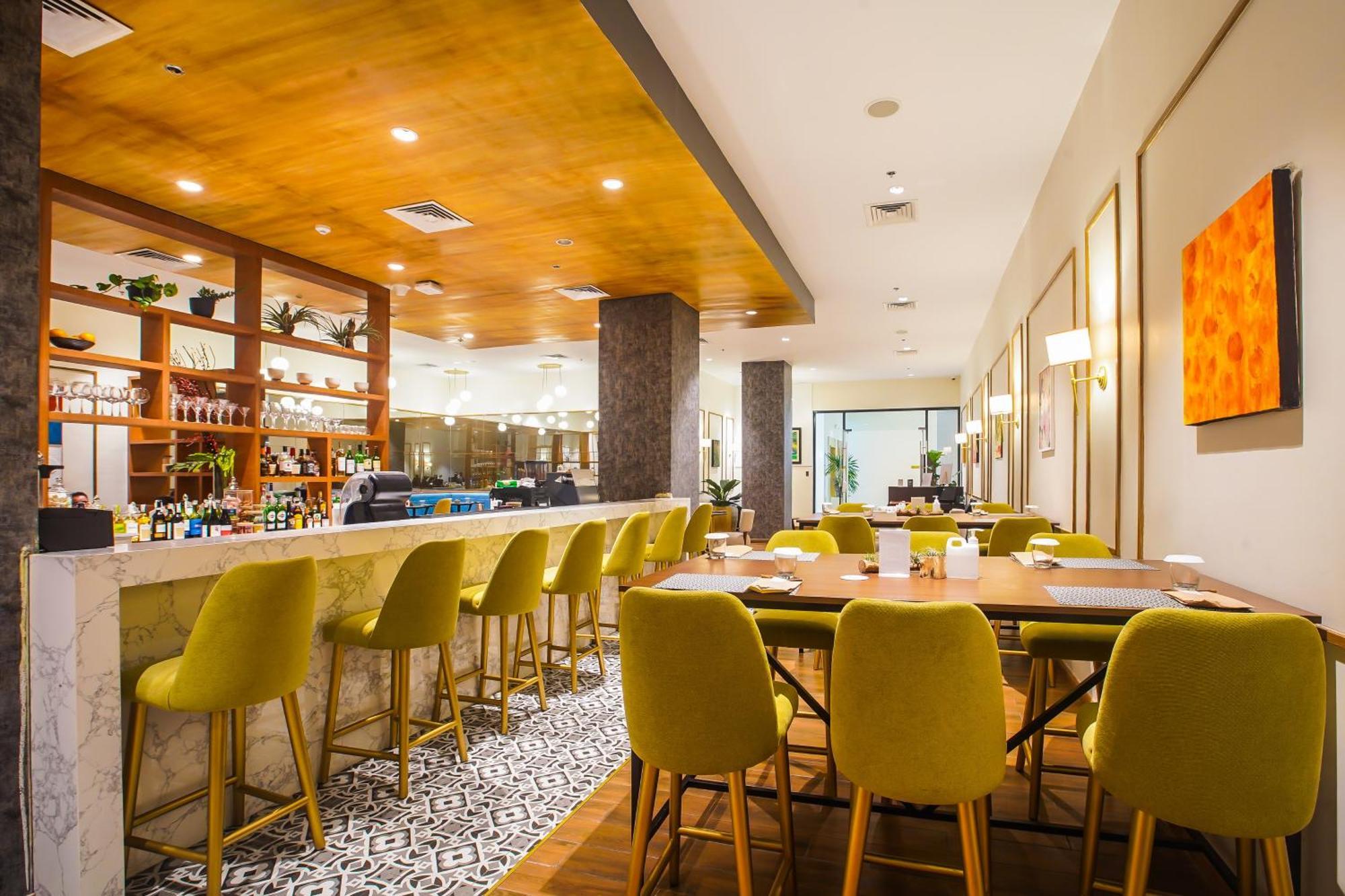 Summit Hotel Naga Екстериор снимка