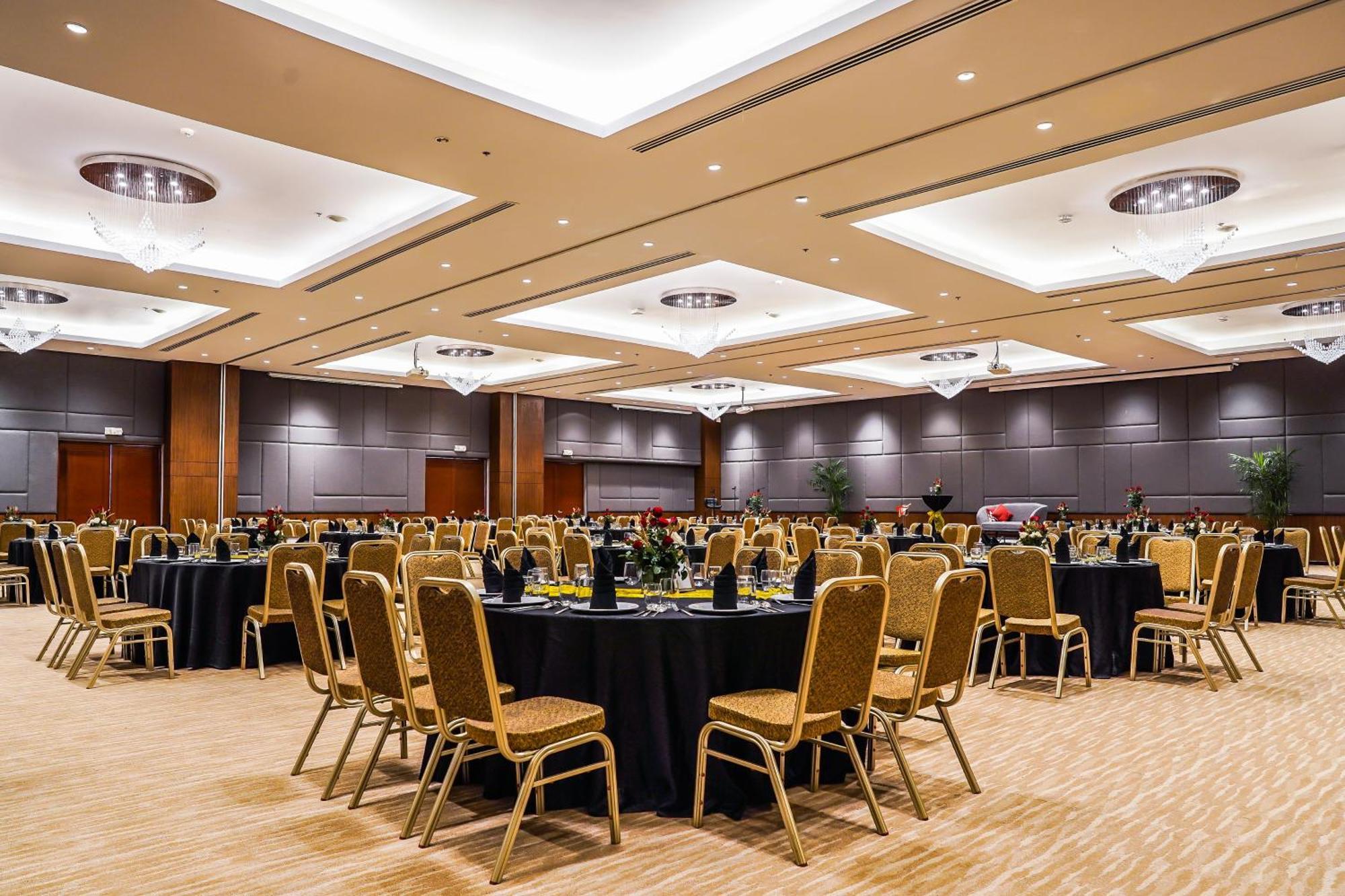 Summit Hotel Naga Екстериор снимка